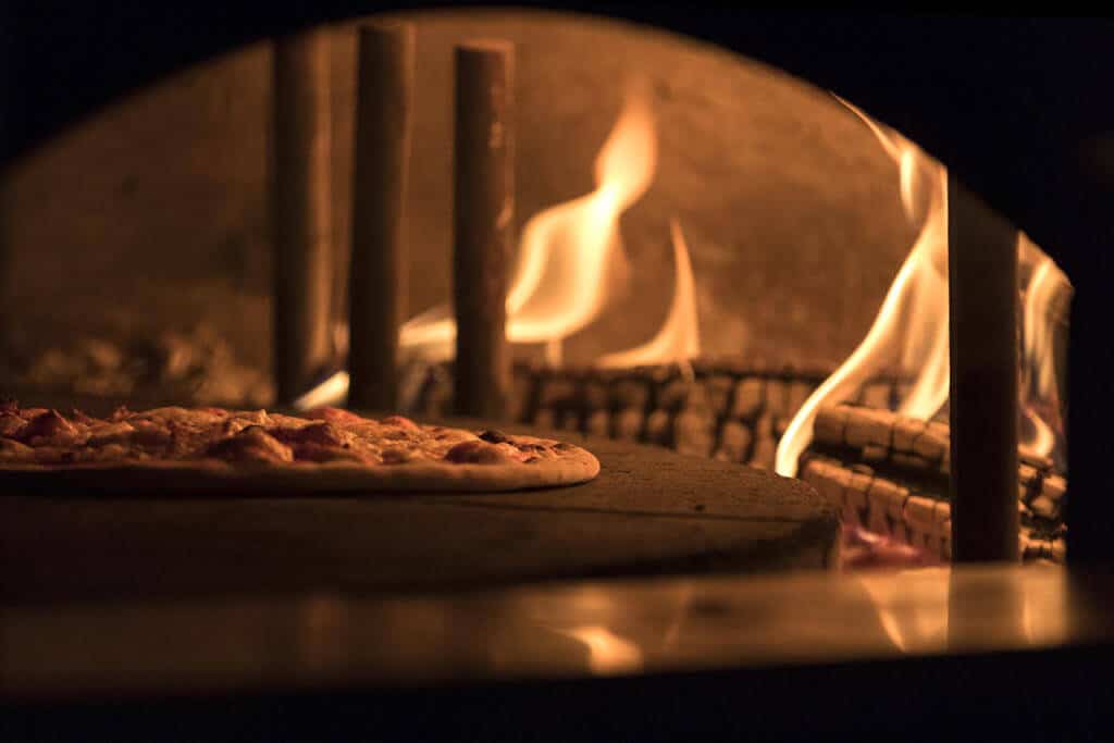 Pizzeria con forno a legna
